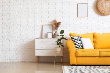 Rahat kanepesi olan modern bir oda.