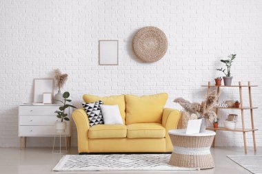 Rahat kanepesi olan modern bir oda.