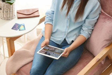 Genç bir kadın internetten alışveriş yapıyor.