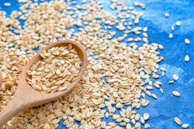 Masada çiğ yulaf ezmeli kaşık, yakın plan.