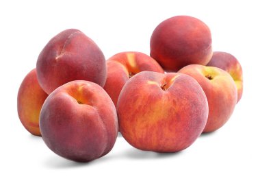 Beyaz arka planda olgun şeftaliler