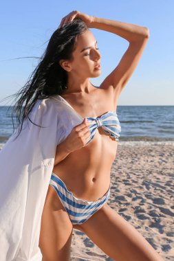 Deniz sahilinde güzel genç bir kadın