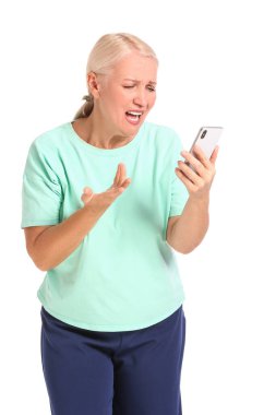 Beyaz arka planda telefonla konuşan stresli olgun bir kadın.