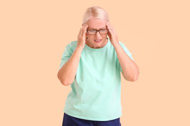 Renkli arka planda stresli olgun kadın