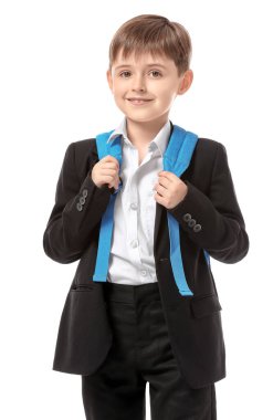 Beyaz arka planda küçük okul çocuğu