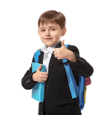 Küçük okul çocuğu beyaz arka planda başparmak kaldırıyor.