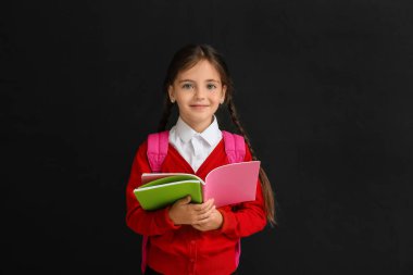 Geçmişi karanlık olan küçük bir kız öğrenci.