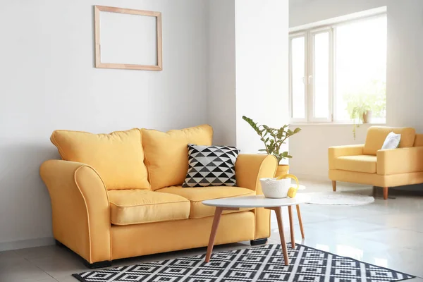 Interieur Der Modernen Studiowohnung Mit Bequemem Sofa — Stockfoto