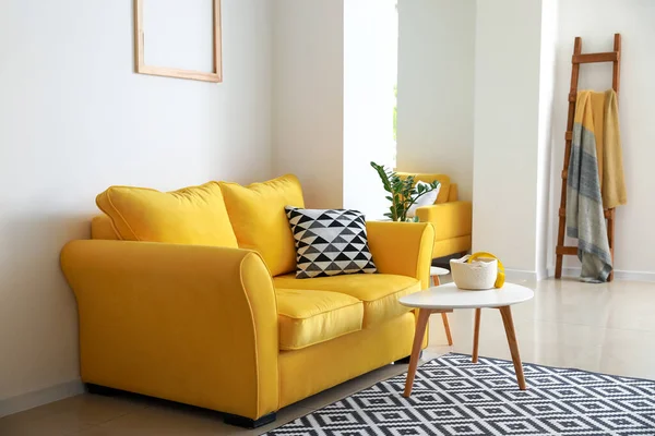 快適なソファ付きのモダンなスタジオアパートメントのインテリア — ストック写真