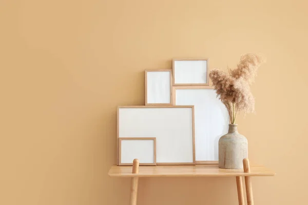 Table Blank Frames Vase Color Wall — Stock Photo, Image