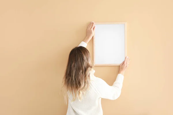 Mujer Colgando Marco Foto Blanco Pared —  Fotos de Stock