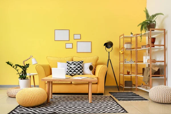 Rahat kanepesi olan modern bir oda.