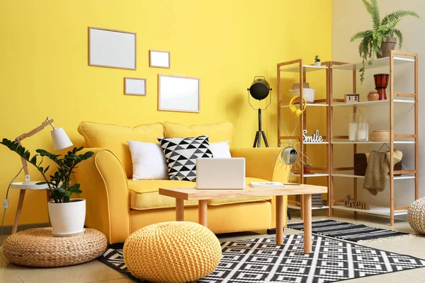 Rahat kanepesi olan modern bir oda.