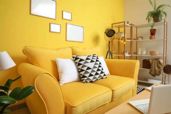 Rahat kanepesi olan modern bir oda.