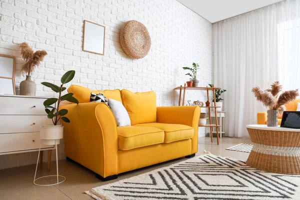 Interior Habitación Moderna Con Cómodo Sofá —  Fotos de Stock
