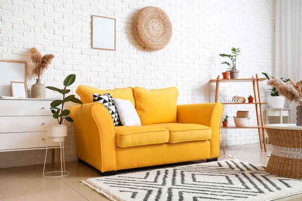快適なソファ付きのモダンな部屋のインテリア — ストック写真