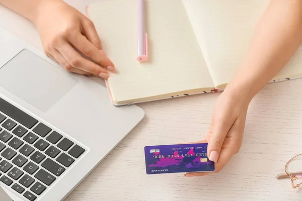 Young Woman Shopping Online Home — Stock Photo, Image