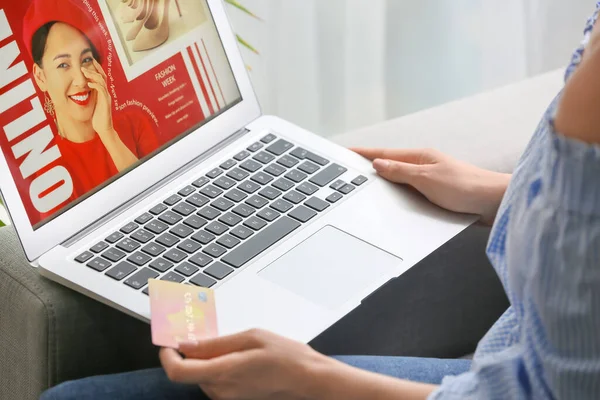 Young Woman Shopping Online Home — Stock Photo, Image
