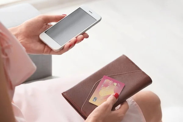Молода Жінка Кредитною Карткою Гаманцем Мобільним Телефоном Вдома Концепція Інтернет — стокове фото