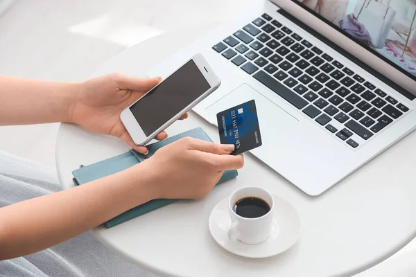 Young Woman Shopping Online Home — Stock Photo, Image