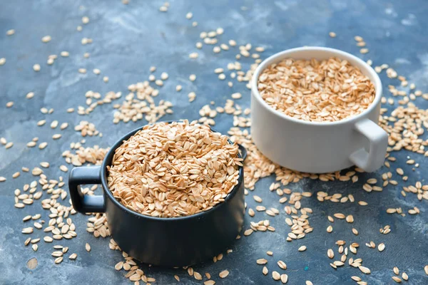 Bekers Met Rauw Havermout Tafel — Stockfoto