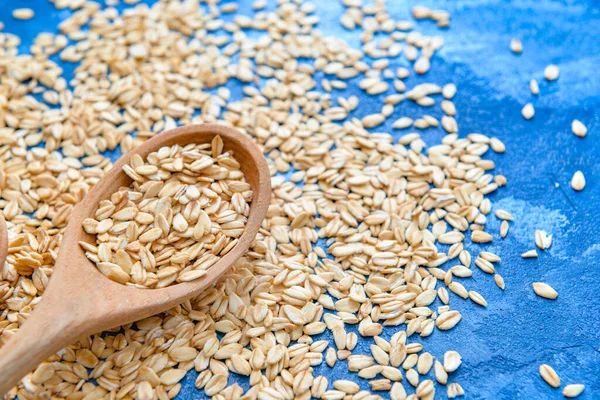 Masada çiğ yulaf ezmeli kaşık, yakın plan.