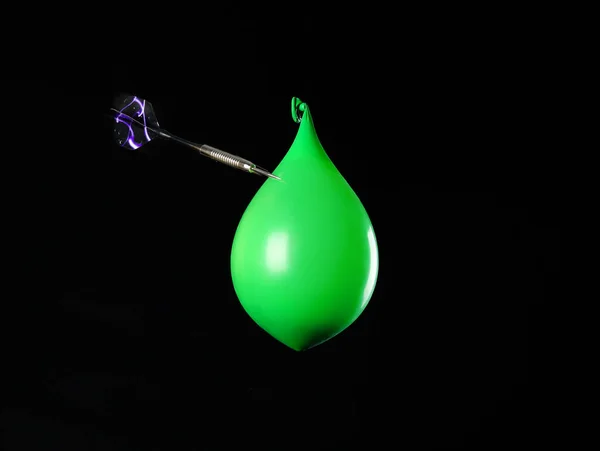 Lançamento Dardo Balão Com Água Sobre Fundo Escuro — Fotografia de Stock