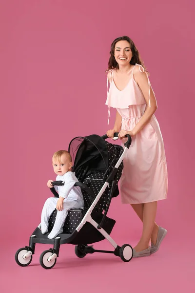 Mulher Seu Bebê Bonito Carrinho Bebê Fundo Cor — Fotografia de Stock