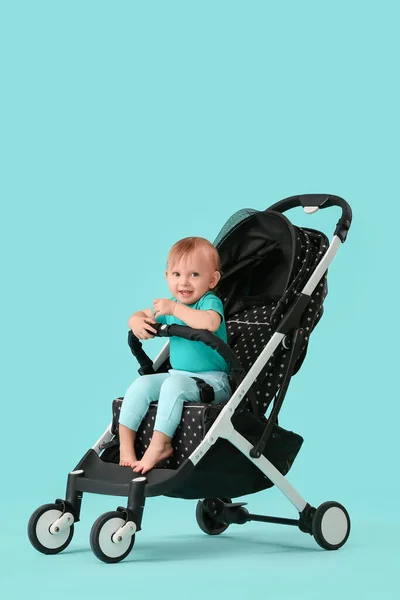 Niedliches Kleines Baby Kinderwagen Auf Farbigem Hintergrund — Stockfoto