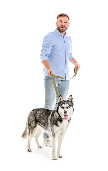 若いです男とともに可愛いですハスキー犬上の白い背景 — ストック写真