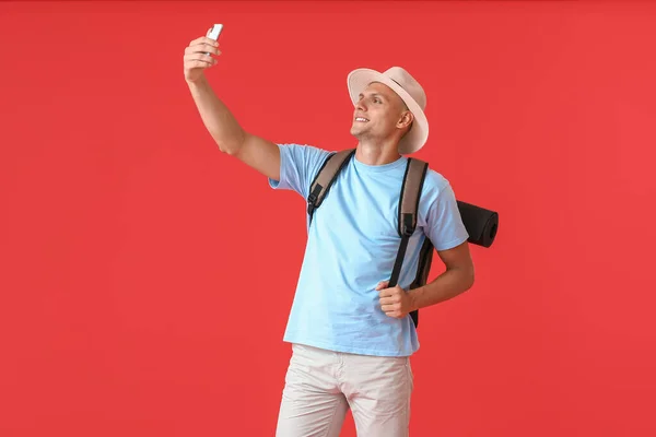 Άνδρας Τουρίστας Λαμβάνοντας Selfie Στο Φόντο Χρώμα — Φωτογραφία Αρχείου