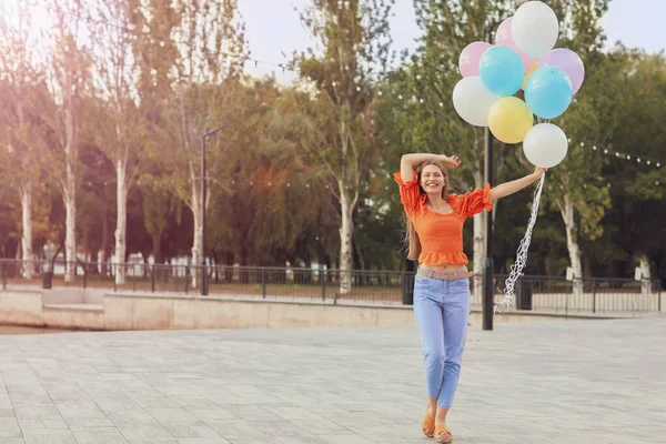 Mujer Joven Con Globos Aire Libre — Foto de Stock