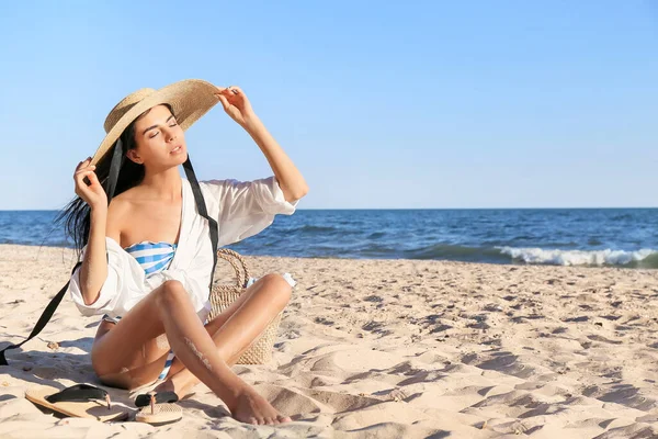 Deniz sahilinde güzel genç bir kadın