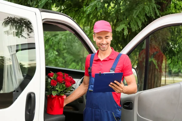 Arabasının Yanında Güzel Çiçekleri Olan Teslimatçı — Stok fotoğraf