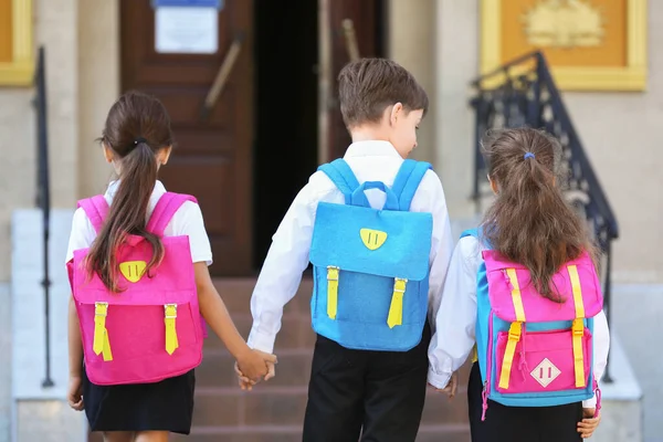 Kleine Schüler Gehen Zur Schule — Stockfoto