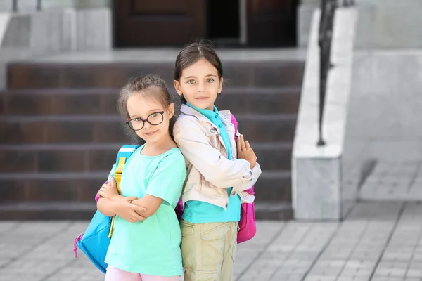 Kleine Schüler Der Nähe Der Schule — Stockfoto