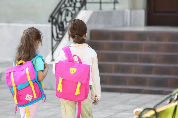 Kleine Schüler Gehen Zur Schule — Stockfoto