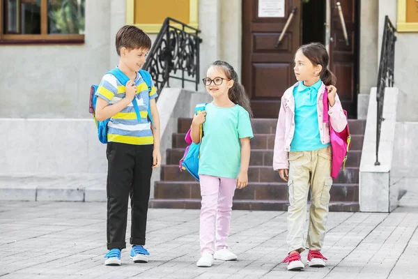 Pequenos Alunos Perto Escola Livre — Fotografia de Stock