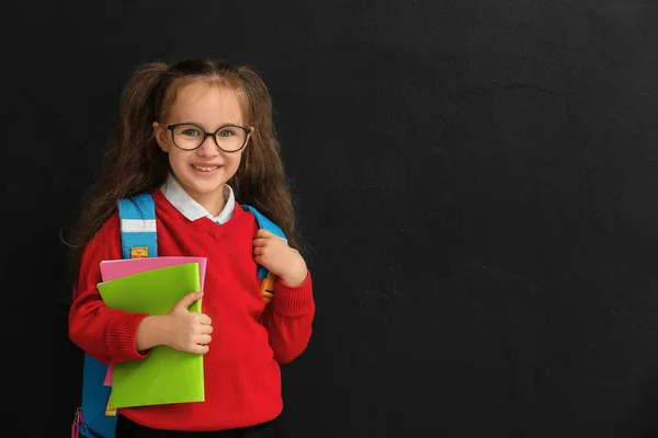 Pequeña Colegiala Sobre Fondo Oscuro —  Fotos de Stock