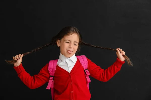 Sorridente Piccola Studentessa Sfondo Scuro — Foto Stock