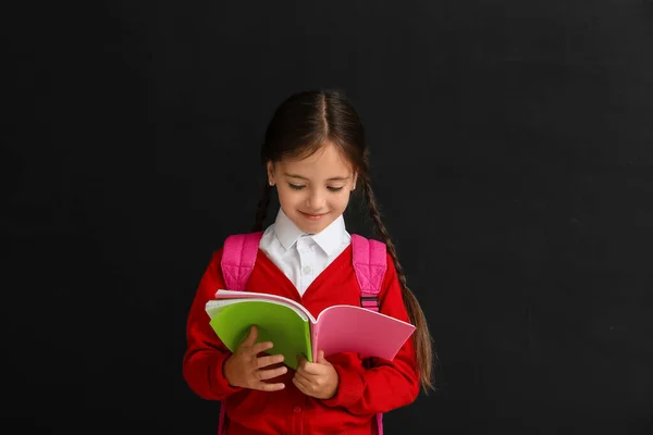 Kleines Schulmädchen Mit Lesebuch Auf Dunklem Hintergrund — Stockfoto