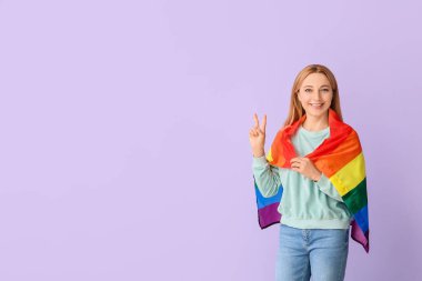 Renk arkaplanında LGBT bayrağı olan kadın