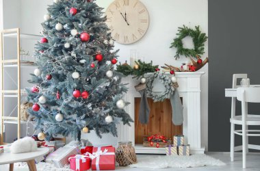 Noel için dekore edilmiş güzel oturma odasının içi.