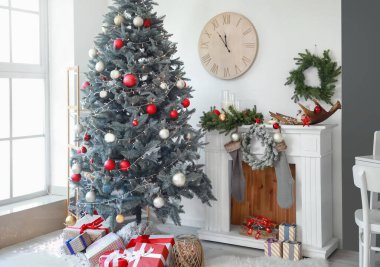 Noel için dekore edilmiş güzel oturma odasının içi.