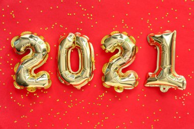 Renkli arka planda 2021 şekilli balonlar. Yeni yıl kutlaması