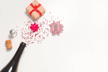 Beyaz arka planda bir şişe şampanya ile Noel kompozisyonu