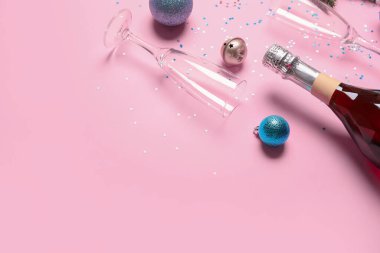 Renkli arkaplanda şampanya şişesi olan Noel kompozisyonu