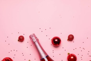 Renkli arkaplanda şampanya şişesi olan Noel kompozisyonu