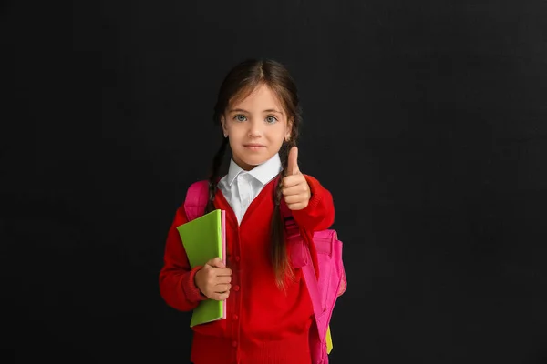 Kleines Schulmädchen Zeigt Daumen Hoch Auf Dunklem Hintergrund — Stockfoto