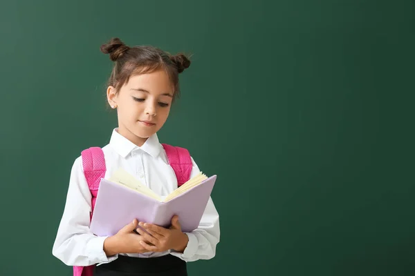 Piccola Scolaretta Con Libro Sfondo Colori — Foto Stock